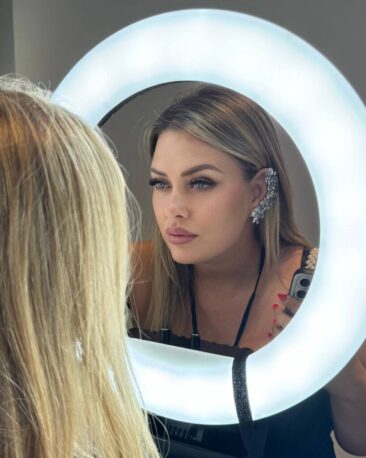 Antonija Perišić snima profesionalni selfie pred ogledalom s prstenastim svjetlom kako bi pokazala svoje umijeće trajne šminke.